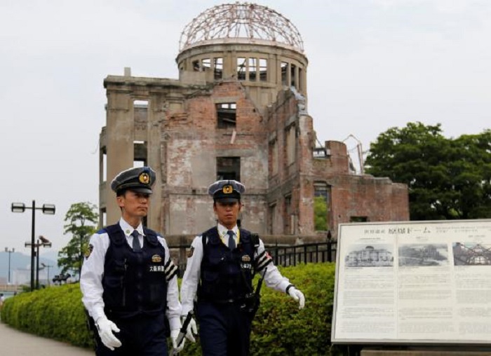 Obama stirs debate with Hiroshima visit